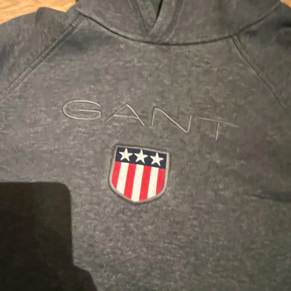 Grå hoodie från GANT - 2