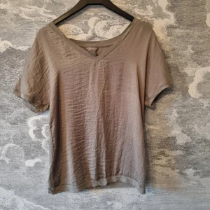 Khaki grön tshirt - Khakigrön t-shirt från Lindex i storlek XS. T-shirten är i mycket bra skick. Jag hittar ingenting att anmärka på. #vglasselxs #tshirt #lindex