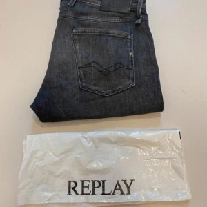 Gråa replay anbass jeans - Gråa/svarta replay anbass jeans aged 01 year Mycket bra skick Storlek W34 L32 Pris kan diskuteras Skriv vid minsta fråga eller fundering💯👍