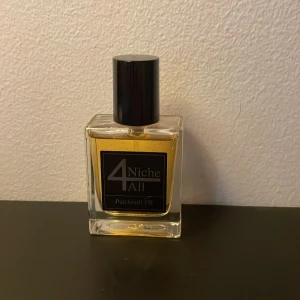 Niche4all - Parfym från niche4all patchouli tb, en väldigt kraftig parfym som sitter länge och känns på långt avstånd, doften är perfekt nu inför våren. 27 ml kvar av flaskan, köptes för 659 kr. Köpes eller bytes!