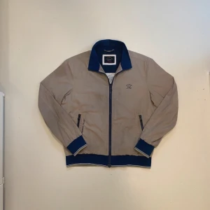 Paul & shark Herrington jacka - Beige Paul and shark Herrington vår jacka Mycket bra skick Storlek L (Mått Längd 70cm Bredd vid bröstet 60cm Bredd längst ner 50cm Armlängd 65cm) Pris kan diskuteras  Skriv vid minsta fråga eller fundering🤝👍 