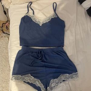 Pyjamas set - Blå pyjamas set med vita spetsdetaljer. Har inte använt den då storleken inte passar 💕