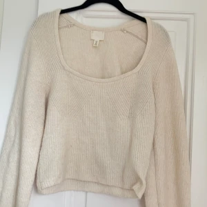 Beige stickad tröja från H&M - Säljer en mysig beige stickad tröja från H&M. Tröjan har en rund halsringning och långa ärmar🤍🤍🤍