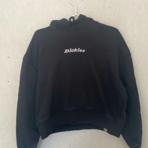 Svart hoodie från Dickies - Säljer en svart hoodie från Dickies. Rätt så kort i längden. Nypris 800kr