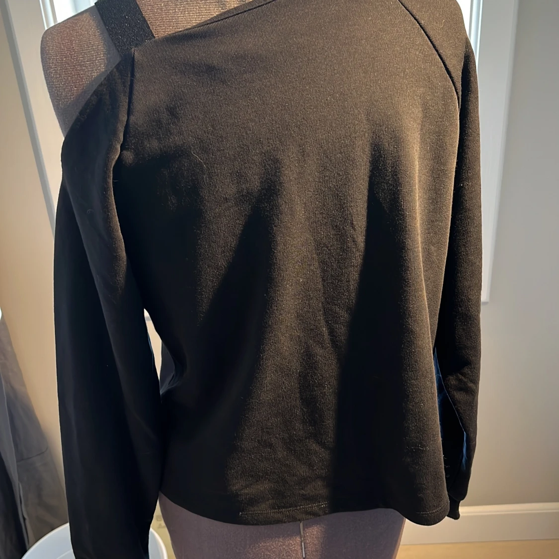 Svart oneshoulder tröja från KappAhl med glitter band på ena sidan  - 1