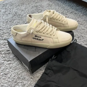 Saint Laurent skor - Helt nya Saint Laurent skor, 10/10 skick. De är använda 2-3 gånger, och jag inser nu att dem är för små för mig. De är väldigt snygga och bekväma, passar perfekt inför sommaren. Rekommenderar starkt, hör av er vid frågor!