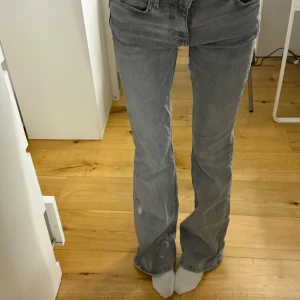 Grå bootcut low waist jeans från Gina - Snygga smuts-gråa low waist bootcut jeans från Gina Tricot. Klassisk design med två fickor på baksidan och i bra skick💕 