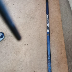 Hockey klubba  - En gammal klubba fungerar bra e lite gammal men e bra för 11åringar till 13 typ 
