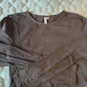 Brun långärmad tröja från New Trend i storlek S  - Säljer en enkel och stilren brun långärmad tröja från New Trend. Perfekt för en avslappnad look. Tröjan är gjord i ett mjukt bomullsmaterial och har en rund halsringning.