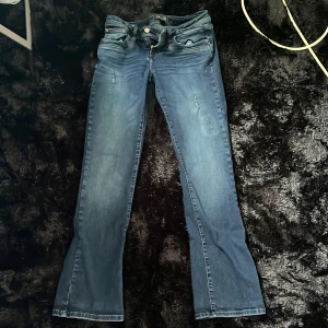 Low waist bootcut jeans - Low waist med bootcut. Väldigt fina och knappt använda så dom är i mycket gott skick. Pris kan diskuteras