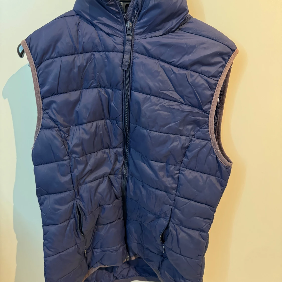 Blå dunväst från b.young