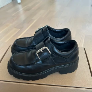 Vagabond loafers - Säljer dessa Vagabond skor i bra skick. Äkta läder och väl omhändertagna! Storlek 36. Finns tecken på användning vid mindre synliga ställen. Skriv för fler bilder!🤍