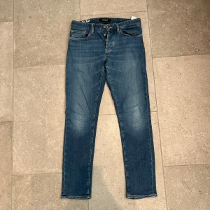 DONDUP jeans - ✔ Storlek: 31 ✔ Skick: 8/10 – Knappt använda ✔ Frakt: PostNord eller InstaBox (köparens bekostnad)  💬 Intresserad? Skicka ett meddelande för en snabb och smidig affär!
