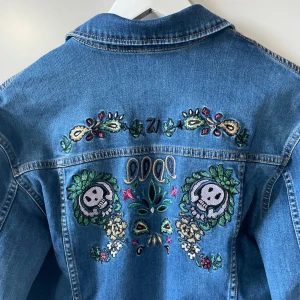 Broderad jeansjacka - Säljer denna jätte coola jeansjacka från Zadig & Voltaire med broderier på ryggen. Endast använd ett fåtal gånger, och är i nyskick. Är i storlek 14-S men passar mer XS. Köpt för 1100kr, säljer för 600kr