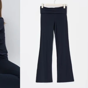 Marinblåa bootcut leggings - Säljer mina marinblåa leggings, då dom har blivit för korta på mig. Använt fåtal gånger, därav inga defekter. Skriv om ni har frågor!💕