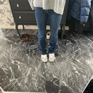 Blå jeans med bootcut - Snygga blå jeans med bootcut-stil. De är mid waist och passar bra till allt. Det har inget slitage och är i ny sick. Använda få tal gånger. 💕💗