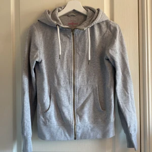 Grå hoodie  - Storlek 34, grå hoodie från Race Marine i mycket bra skick