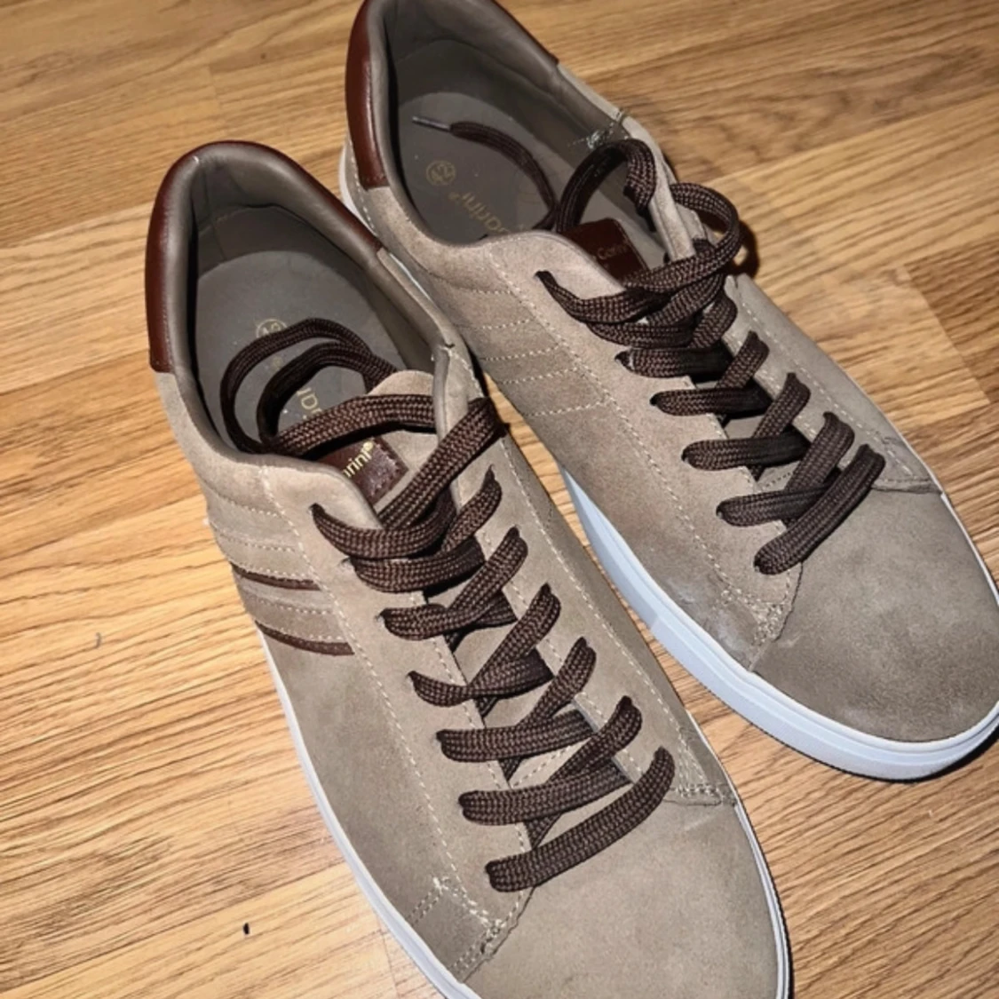 Beige sneakers med bruna detaljer - 1