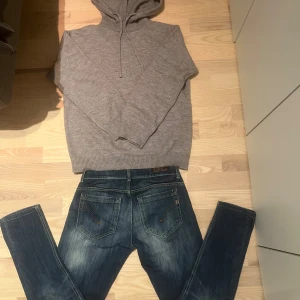Grå hoodie - Säljer en fet merinoull hoodie den är perfekt nu till våren den är typ helt ny använd nån gång. Säljer den då den är för stor för mig