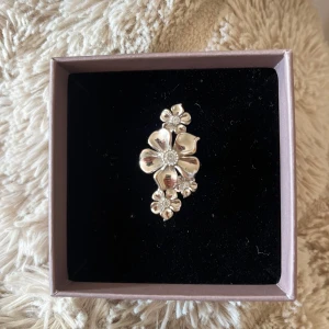 Ioaku blommig ring silver  - Super fin ring från IOAKU i silver. Justerbar ring, säljer då den inte kommer till användning! Jätte fint skick!