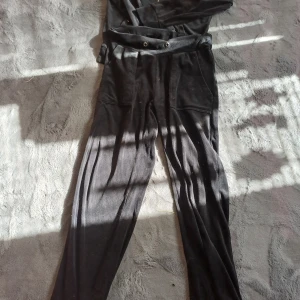 Svart set med huva och dragkedja - Säljer en svart set med huva och dragkedja framtill. Den har långa ärmar och praktiska fickor. Perfekt för en avslappnad stil. 🖤 snöret har åkt bak tyvärr. S på byxorna och xs på tröjan