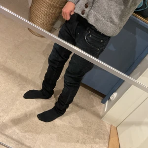 Mörkblå Nudie Jeans - Snygga mörkblå jeans från Nudie Jeans i ekologisk bomull. De har en klassisk femficksdesign och knappar i gylfen. Helt oanvända och i mycket bra skick. Pris kan diskuteras. 