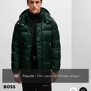 Grön pufferjacka från BOSS - Snygg grön pufferjacka från BOSS köpt för 2 månader sen för 5799kr från boss storlek s helt ny 