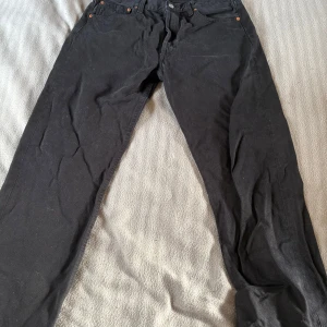 Levis jeans 501 - Fina svarta 501er. Aldrig använda i utmärkt skick. Storlek W34 och L32. Midrise. Nypris 1200-1300kr. Pris går att diskutera.