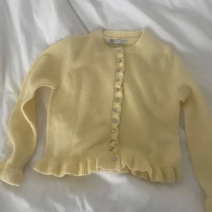 Stickad tröja med volanger - Tröja med volanger från zara helt nya säljs pågrund av att den inte passade mig priset kan  diskuteras 