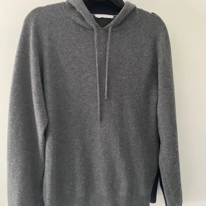 Tiger of Sweden merinoull hoodie - Säljer en stickad merinoull hoodie från Tiger of Sweden i färgen mörkgrå. Väldigt bra skick. Kom pm för bilder.