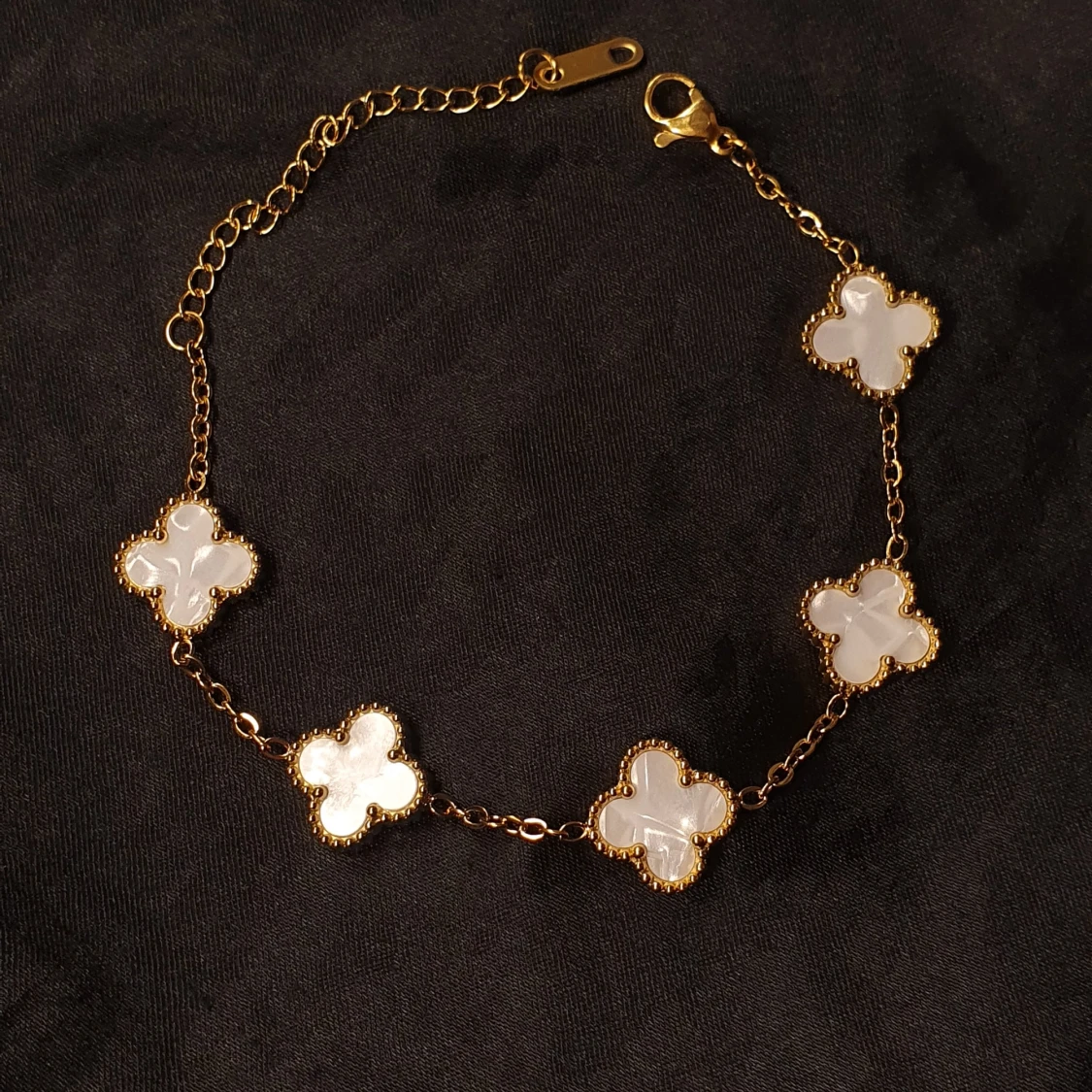 Guldarmband med vita fyrklövers detaljer  - 2