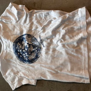 T-shirt disco kula - Säljer nu min jättefina baby tröja från subdued köpt i Spanien 2024 säljer då den har blivit för liten. Tröjan är i strl s men passar nog bättre på en xs eller xxs. Kan tänka mig och sänka pris till mina 100kr.💗💗💗