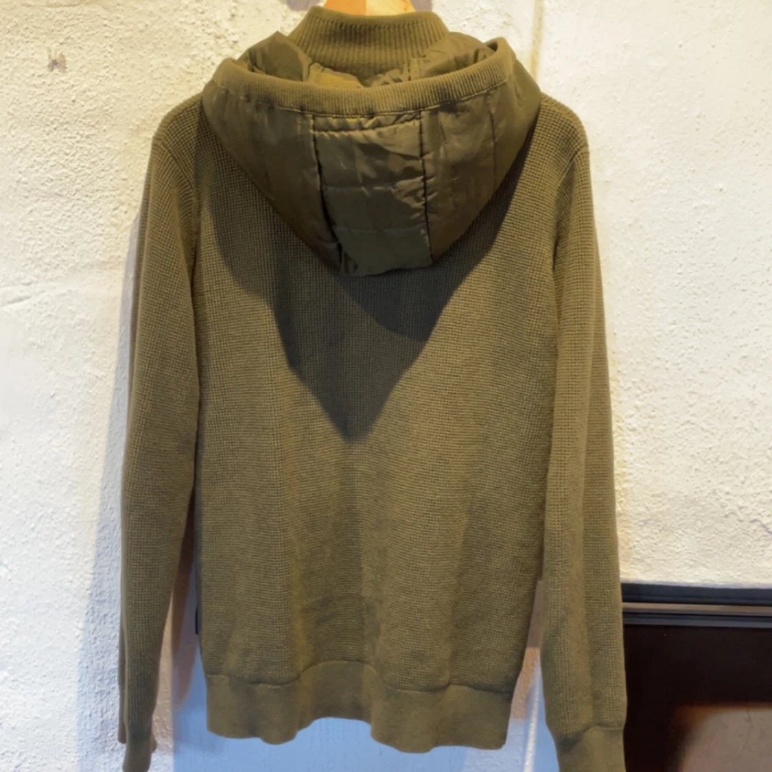 Olivgrön hoodie från Indicode - 2