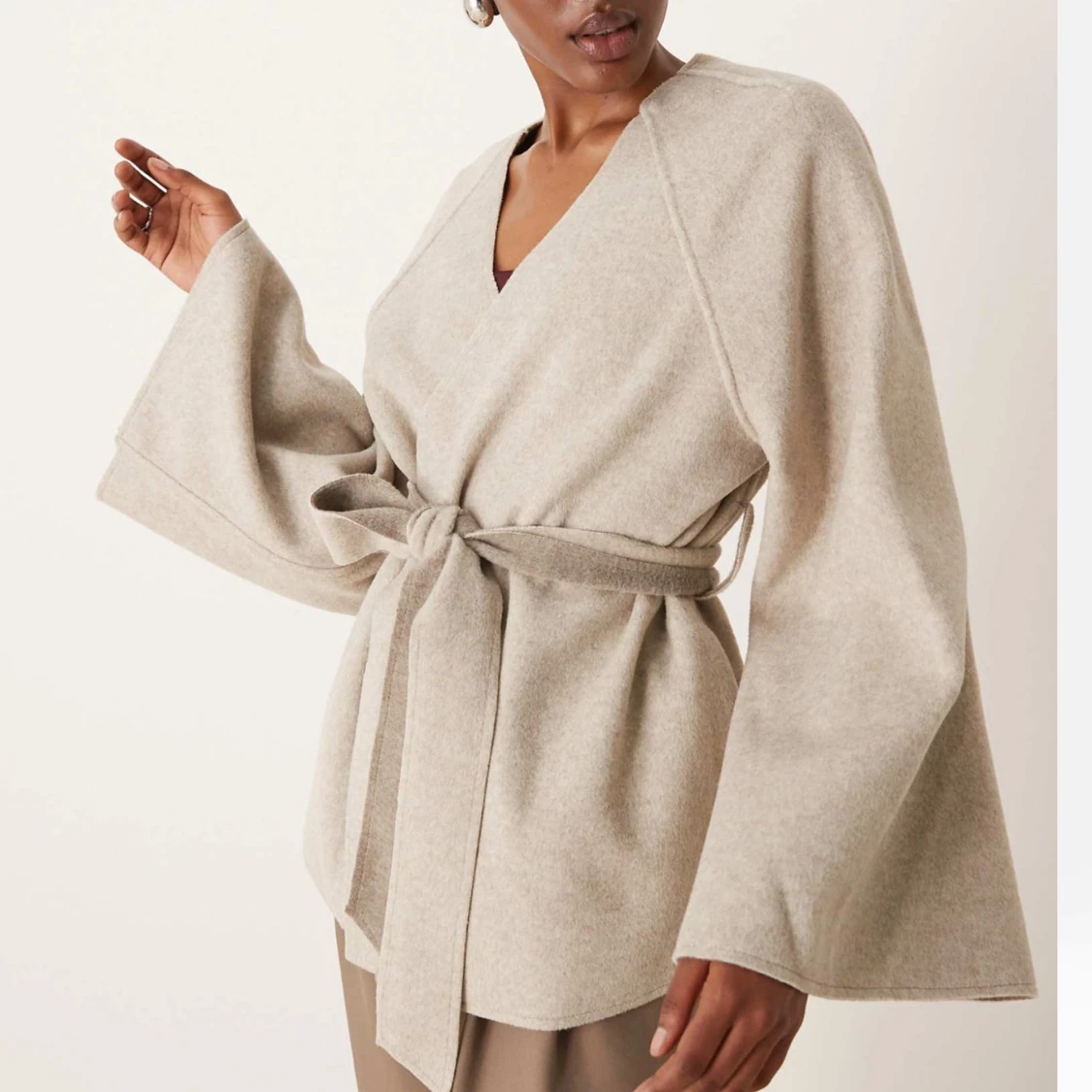 Beige kappa med bälte