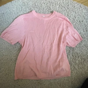 Rosa stickad tröja från Only - Säljer en söt rosa stickad tröja från Only. Tröjan har korta ärmar och en rund halsringning. Hör av dig vid intresse! 🌸