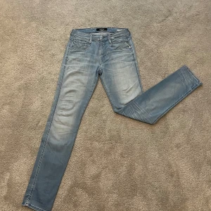 Replay anbass - Snygga blå jeans från Replay i modellen anbass. Dem har en snygg tvättlook. Inga defekter. Dem är i storlek W28/L32. Hör av er vid frågor eller funderingar📩