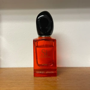 Giorgio Armani Sí Passione éclat - Säljer denna parfymen då den är för söt för mig. Fattas cirka 3ml. 💞