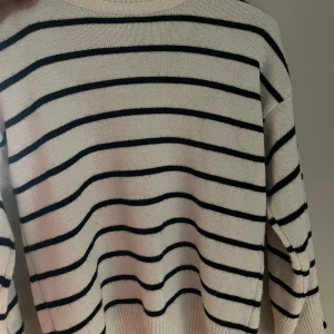 Stickad tröja  - Säljer randig stickad tröja använts några gånger och har en slits vid ärmen