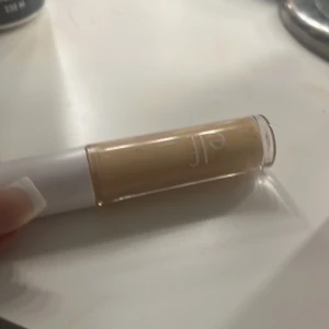 Concealer från e.l.f. - Säljer en concealer från e.l.f. i nyans light beige . Mer en hälften kvar säljer pågrund av att ja har väldigt svårt att hitta en concealer som passar mig så ja går alltid tillbaka till den ja brukar använda så den ligger och tar plats i min sminklåda💕🎀