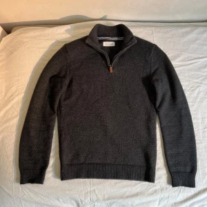Half-Zip tröja från Pier One - Helt ny! - Jag säljer en helt ny half-zip tröja i storlek S av märket Pier one på grund av dubbelt köp från Zalando. 