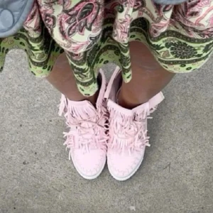 Rosa fransskor  - Säljer ett par skor med fransar och snörning. Skorna har en unik design med en bekväm sula och är perfekta för en bohemisk stil. Några blå fläckar på sulan men annars fina🩷