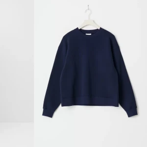 Mörkblå sweatshirt från Arket - Säljer en stilren mörkblå sweatshirt från Gina. Tröjan har en klassisk rund hals och långa ärmar, perfekt för en avslappnad look. Nypris 300 helt oandvänd, säljer för jag fick två i present och givk intr att lämna tillbaka 