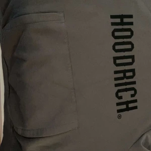 Grå hoodie från Hoodrich - Säljer en stilren grå hoodie från Hoodrich med svart text på framsidan. Tröjan har en klassisk design med en stor ficka framtill och justerbar huva med snören. Perfekt för en avslappnad stil.