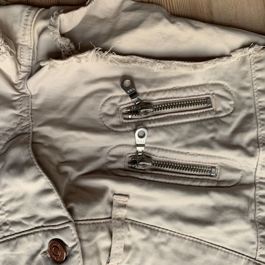 Beige lågmidjadeshorts med dragkedjor från Hunkydory - 3