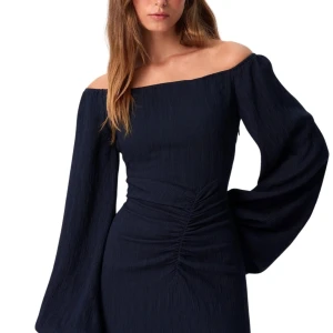 Adoore Reno dress - Maxiklänning som sitter som en SMÄCK. Är (178cm) Använd en en gång och är helt felfri. (Ljuset får färgen att se konstig ut) köpt för 2300kr