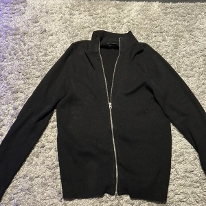 Svart stickad tröja från ONLY & SONS - Säljer en svart stickad träja från ONLY & SONS i storlek S. Billigt o bra