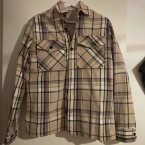 Overshirt  - Säljer denna helt nya overshirt. Köpt ifrån Jack and Jones. Storlek S