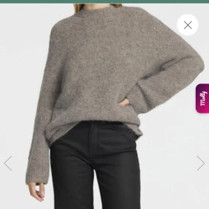 Svart  stickad tröja - Hej säljer en superfin stickad tröja från selected Female i storlek xs. Storlekarn är lite stora så jag skulle säga det är en storlek från xs-m. Använd bara 2 gånger så tröjan är i väldigt bra skick. Ursprubgspriset är ungefär 1199 men köpte tröjan på rea som var 659. Säljer för 499kr . Pris kan diskuteras. Skriv om ni är intresserade ❤️