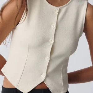 Beige väst med knappar - Snygg beige väst med knappar framtill. Perfekt för en stilren look. Västen har en enkel och elegant design som passar till många olika outfits. Från Gina Tricot i storlek S. Köptes för 360kr.