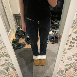 Mörkblå jeans - Snygga mörkblå jeansbyxor med låg midja. Den är från ginatricot och kostade 360 kr men säljer endast för 170 kr. Har bara använt den två gånger så det är i ett väldigt bra skick💞